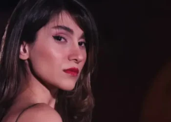 74 latigazos por cantar: la condena que enfrenta una artista iraní tras un concierto en YouTube