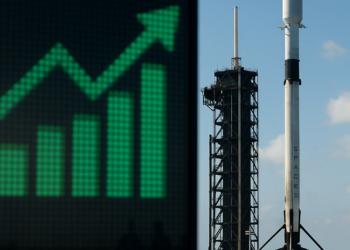 Acciones de SpaceX se disparan más de 30% en su debut en la bolsa de Nueva York