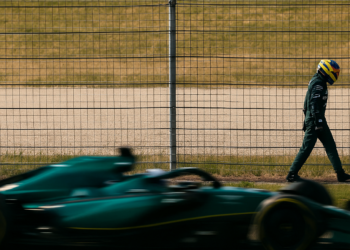 Aston Martin deja más lejos todavía a Fernando Alonso