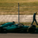 Aston Martin deja más lejos todavía a Fernando Alonso