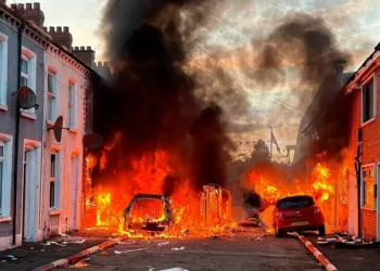 Belfast arde por segundo día en una violenta oleada anti inmigración instigada por grupos ultras