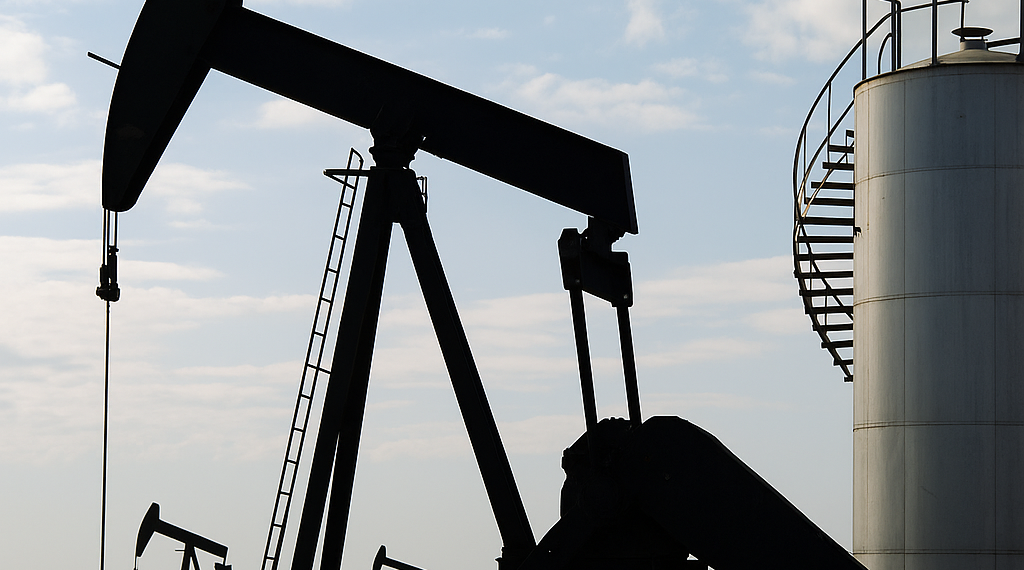 El precio del petróleo cayó un 4% tras el anuncio de acuerdo entre EEUU e Irán y el alivio en el estrecho de Ormuz
