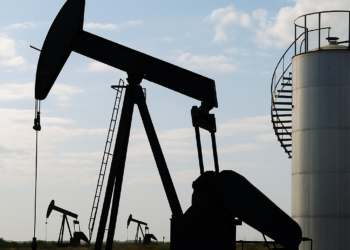 El precio del petróleo cayó un 4% tras el anuncio de acuerdo entre EEUU e Irán y el alivio en el estrecho de Ormuz