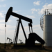 El precio del petróleo cayó un 4% tras el anuncio de acuerdo entre EEUU e Irán y el alivio en el estrecho de Ormuz