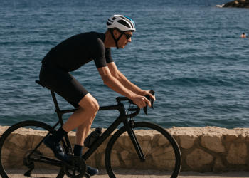 Chris Froome probará su 'molinillo' sobre el agua en un reto benéfico por el Mediterráneo