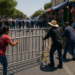 Repelen comerciantes a maestros y quitan algunas vallas