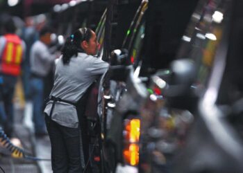 PMI manufacturero de EU crece a su nivel más alto en cuatro años