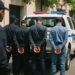 Detienen a cuatro policías en Venezuela por apropiarse de dinero hallado entre los escombros en La Guaira