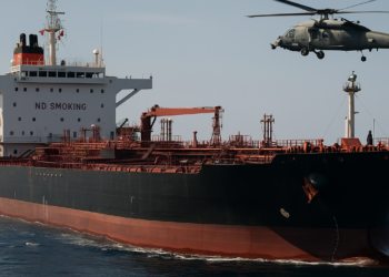 Estados Unidos disparó contra un petrolero en el Golfo Pérsico que intentaba violar el bloqueo marítimo impuesto a Irán