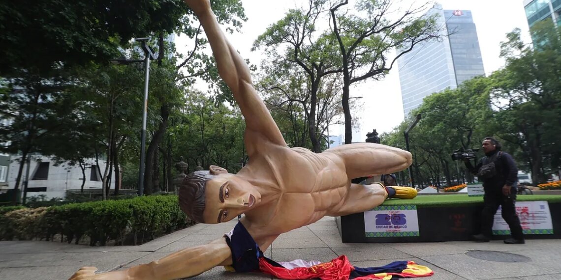 Maestros mexicanos derriban estatuas del Mundial de Fútbol en medio de protestas