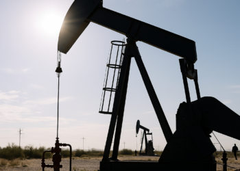 El petróleo cayó a su nivel más bajo desde marzo mientras el mercado apuesta por la reapertura del estrecho de Ormuz