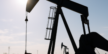 El petróleo cayó a su nivel más bajo desde marzo mientras el mercado apuesta por la reapertura del estrecho de Ormuz