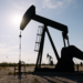 El petróleo cayó a su nivel más bajo desde marzo mientras el mercado apuesta por la reapertura del estrecho de Ormuz