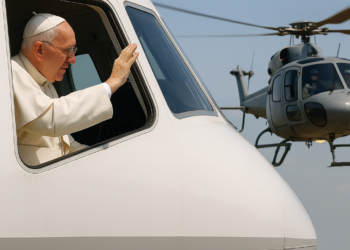 El momento en que el papa León XIV saludó desde el aire a los pilotos que escoltaban su avión rumbo a Barcelona