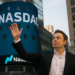 Elon Musk toca la campana en la sesión de debut de SpaceX en el Nasdaq