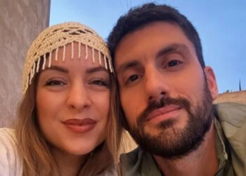 Unos enfermeros de vacaciones salvan a un bebé durante un vuelo: "No respiraba, tuvimos que hacerle las maniobras de emergencia"