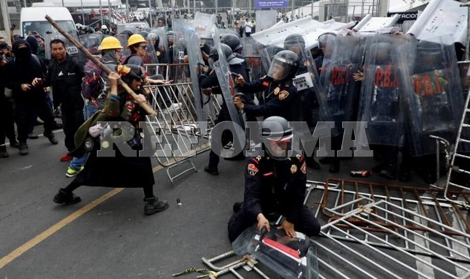 Chocan manifestantes y policías en inmediaciones de Estadio