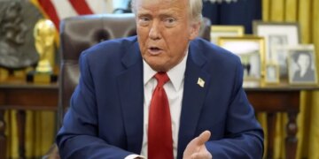Acuerdos con el fisco, préstamos irregulares, 3.700 operaciones de 'trading' y una piscina adjudicada a dedo: el goteo constante de escándalos económicos de Trump y su familia