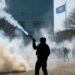 La Policía usa gases lacrimógenos contra manifestantes anti-G7 que han lanzado piedras y petardos cerca de la ONU  en Ginebra
