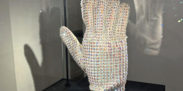 Un par de guantes de Michael Jackson se venden por más de 113.000 euros en una subasta