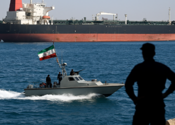 El régimen iraní dijo que cerró el estrecho de Ormuz y que atacó dos embarcaciones que intentaron cruzarlo