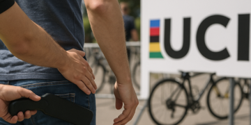 La UCI mete la tijera al material: límites a los ciclocomputadores y fin a los 'bolsillos aerodinámicos'