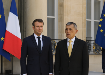 Macron extiende la alfombra roja al excéntrico rey Rama X de Tailandia, deseoso de venderle aviones de Airbus