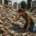 Una madre excava entre las ruinas en busca de su hijo tras terremotos en Venezuela