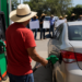 Toman maestros gasolineras en Chiapas; regalan combustible