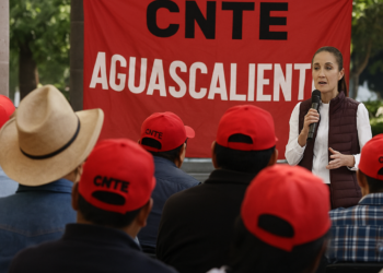 Abordan maestros de la CNTE a Sheinbaum en Aguascalientes