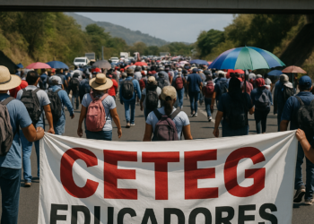 Marchan maestros de la Ceteg en Autopista del Sol