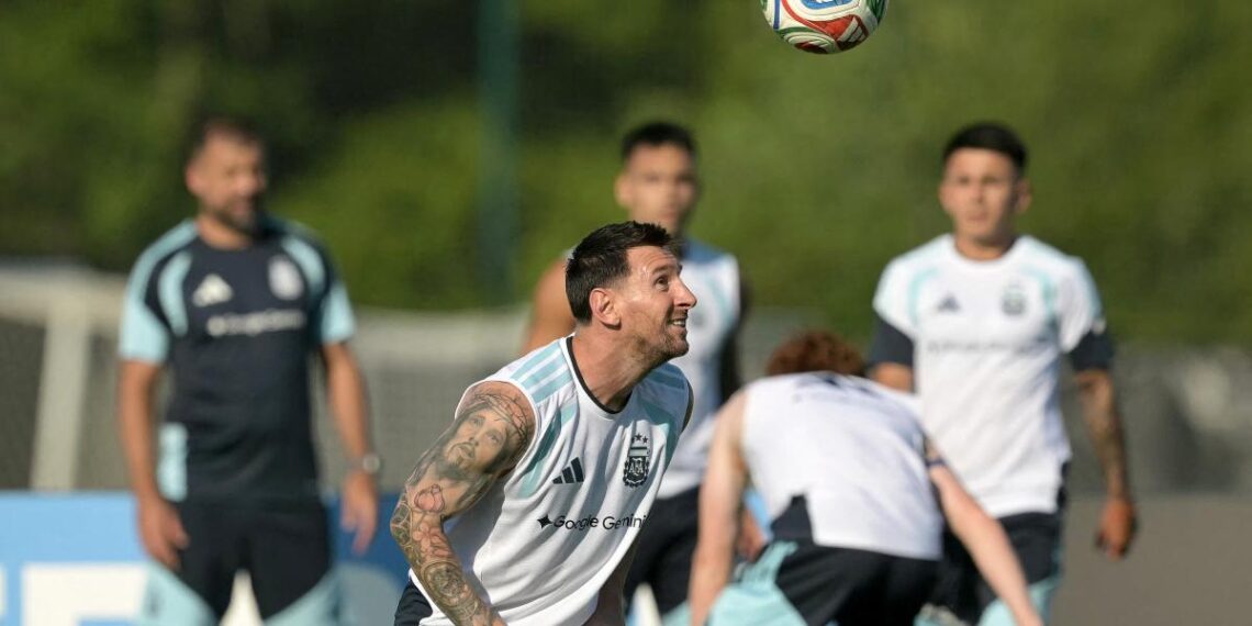Messi se divierte en su 39 cumpleaños entrenando con Argentina
