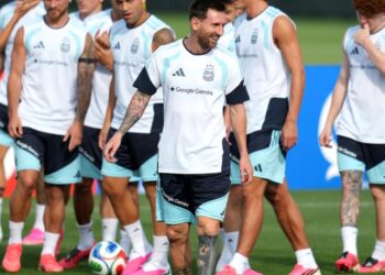 Messi entrena con Argentina después del reporte sobre la salud de su padre