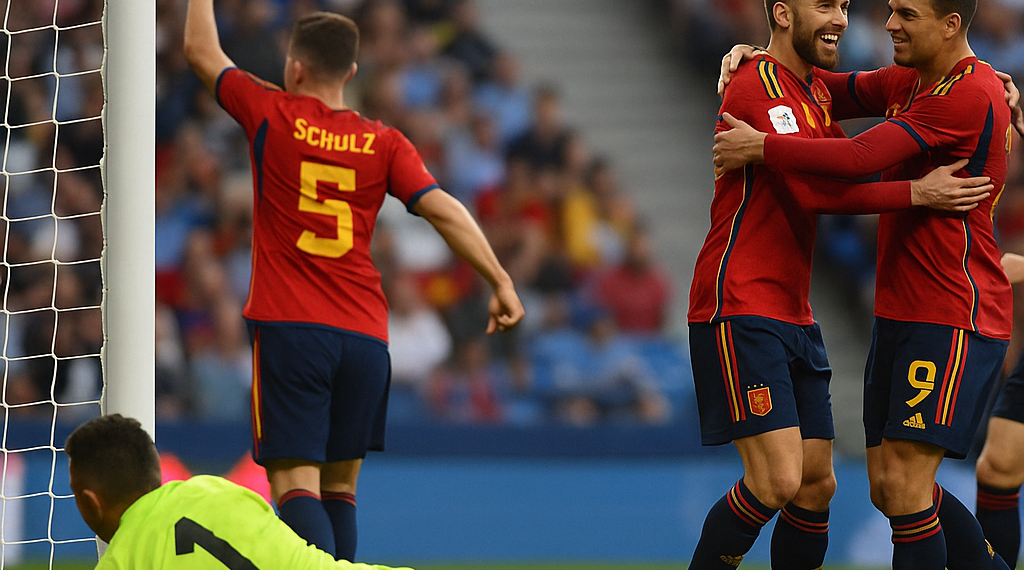 Osote de Muslera le da liderato a España y elimina a Uruguay