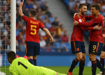 Osote de Muslera le da liderato a España y elimina a Uruguay