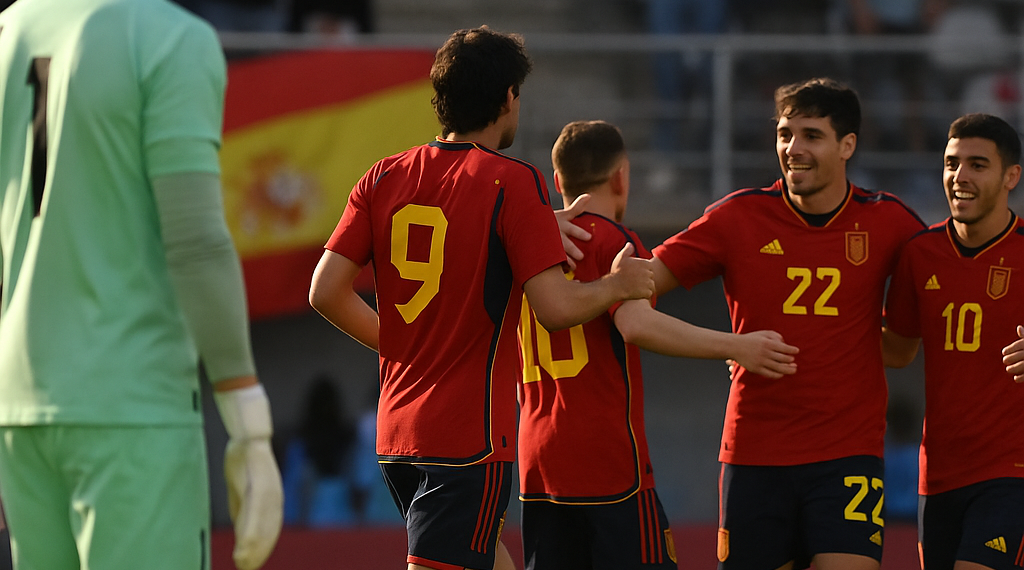Osote de Muslera le da liderato a España y elimina a Uruguay