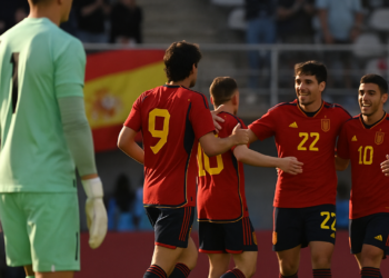 Osote de Muslera le da liderato a España y elimina a Uruguay