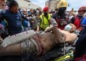 Un hombre y su hijo son rescatados de entre los escombros casi cuatro días después de los terremotos en Venezuela