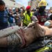 Un hombre y su hijo son rescatados de entre los escombros casi cuatro días después de los terremotos en Venezuela