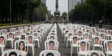Juegan en Reforma una 'cascarita' por los desaparecidos