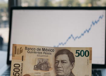 Peso mexicano opera estable tras datos económicos de EU; espera decisión de Banxico