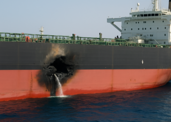 Un buque petrolero sufre daños al ser alcanzado por un proyectil en el estrecho de Ormuz