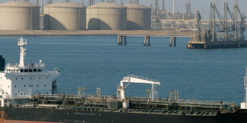 Los precios del petróleo cayeron cerca de un 1% tras la reapertura del estrecho de Ormuz