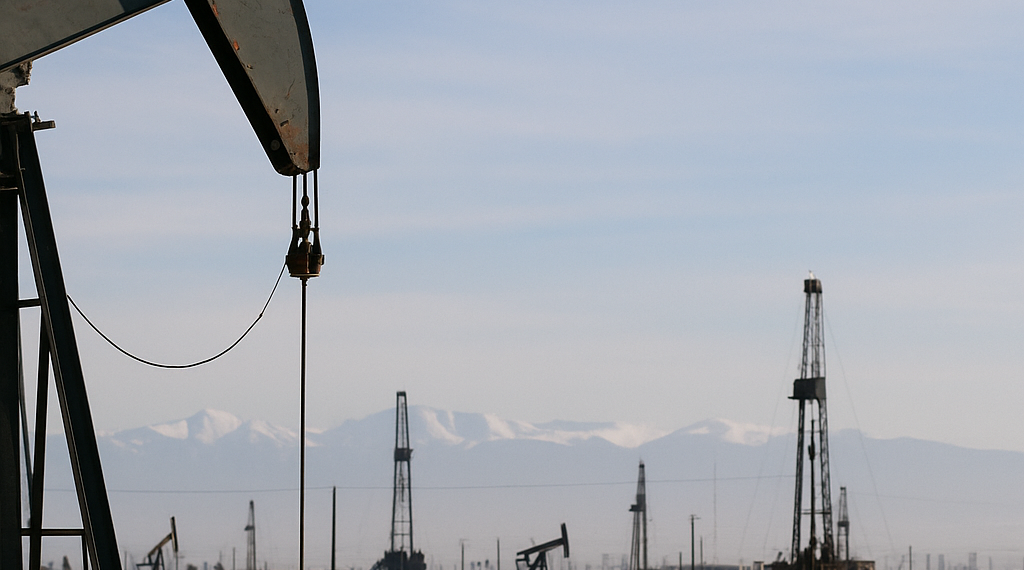 Los precios del petróleo caen tras el inicio de las conversaciones entre Estados Unidos e Irán en Suiza