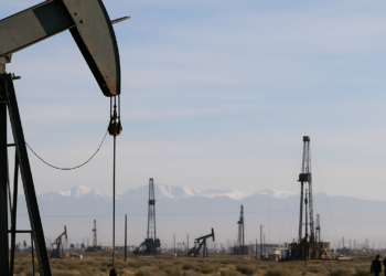 Los precios del petróleo caen tras el inicio de las conversaciones entre Estados Unidos e Irán en Suiza