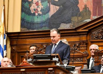 Presidente de Uruguay, envuelto en polémica por compra de auto