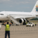 Sufre problema técnico avión del Papa; retrasa salida a Roma