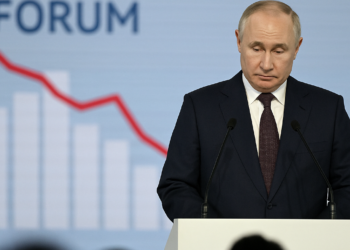 En el foro más importante de Rusia, Putin admitió el retroceso de la economía y ensayó una tibia defensa: “No colapsó”
