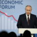 En el foro más importante de Rusia, Putin admitió el retroceso de la economía y ensayó una tibia defensa: “No colapsó”