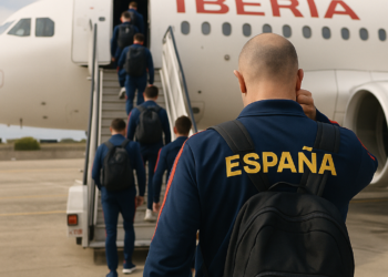 La llegada de España tras el partido de Puebla: caras de sueño y mensaje de De la Fuente